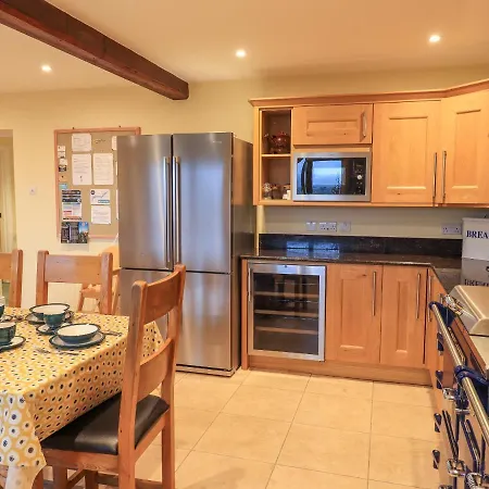 Semesterbostad House *